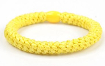Flettet hårelastik i gul med en perle